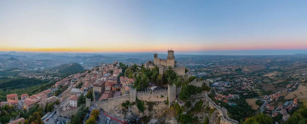Torre Guait ile San Marino 'nun günbatımı görüntüsü