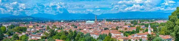 イタリアのヴィチェンツァの旧市街の空中写真 — ストック写真