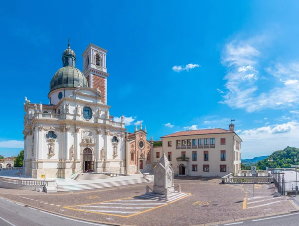 İtalyan kenti Vicenza 'daki Madonna di Monte Berico Mabedi manzarası
