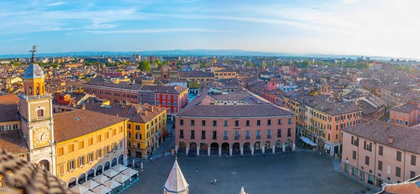 İtalyan kenti Modena 'daki Piazza Grande' nin hava manzarası