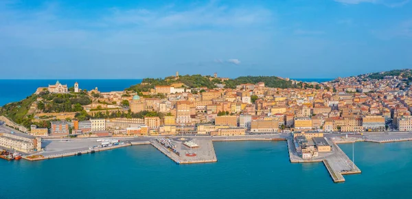 Ancona, İtalya 'ya bakan San Ciriaco Katedrali