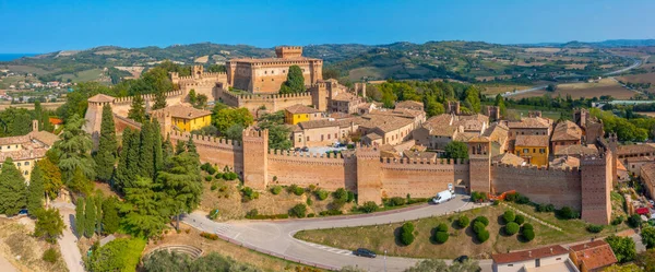 İtalyan kasabası Gradara 'nın hava manzarası