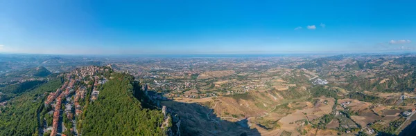 Torre Guaita ve Torre Cest 'in hakim olduğu San Marino' nun hava manzarası