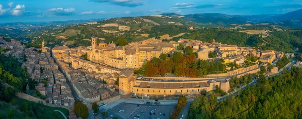 İtalyan şehri Urbino 'da gün batımı manzarası