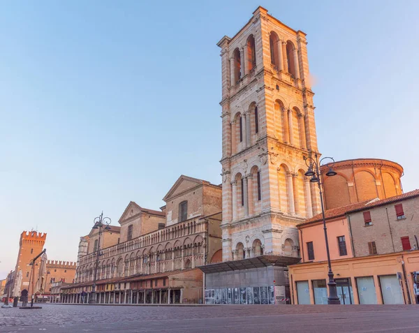 İtalyan kenti Ferrara 'daki katedralin gündoğumu manzarası