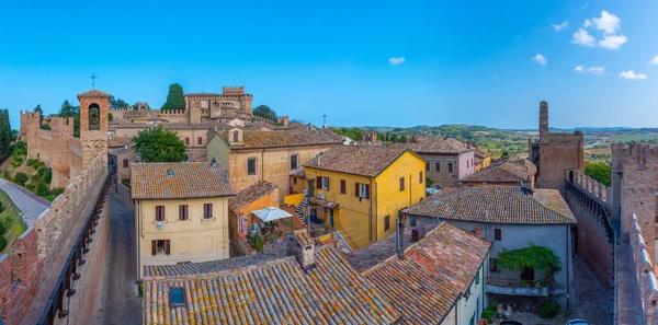 İtalya 'nın güneyindeki Castello di Gradara köyüne bakıyor.