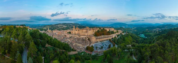 İtalyan şehri Urbino 'da gün batımı manzarası