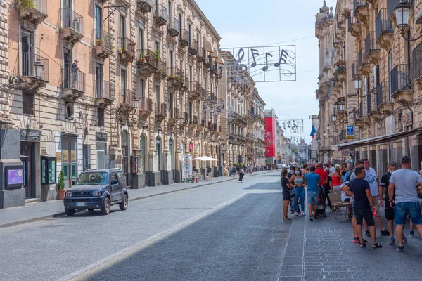 Sicilya 'nın Catania kentindeki geleneksel evlerin cepheleri.