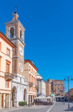 İtalya 'nın Rimini şehrindeki Piazza Martiri' de saat kulesi.