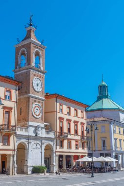 İtalya 'nın Rimini şehrindeki Piazza Martiri' de saat kulesi.