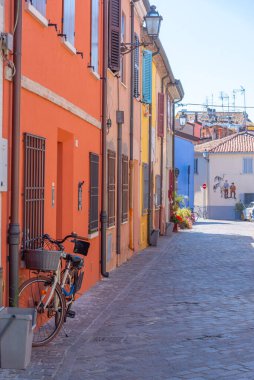 İtalyan kasabası Rimini 'nin merkezinde dar bir sokak..