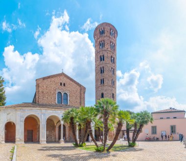 Ravenna, İtalya, 1 Eylül 2021: Basilica di Sant 'Apollinare Nuovo, İtalyan kenti Ravenna.