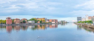 Ravenna, İtalya, 31 Ağustos 2021: İtalyan kenti Ravenna 'da bir kanal görüntüsü