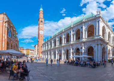 Vicenza, İtalya, 29 Ağustos 2021: İtalya 'nın Vicenza kentindeki Piazza dei Signori meydanında Basilica Palladiana.