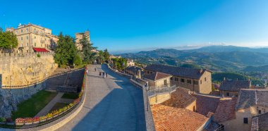 Citta di San Marino, San Marino, 1 Eylül 2021: San Marino 'da bir açık hava tiyatrosu kava die balestieri manzarası.