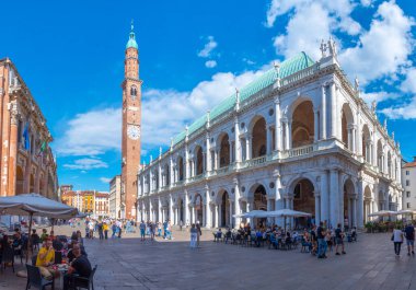 Vicenza, İtalya, 29 Ağustos 2021: İtalya 'nın Vicenza kentindeki Piazza dei Signori meydanında Basilica Palladiana.