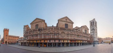 Ferrara, İtalya, 31 Ağustos 2021: İtalyan kenti Ferrara 'daki katedralin gün doğumu manzarası