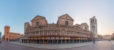 Ferrara, İtalya, 31 Ağustos 2021: İtalyan kenti Ferrara 'daki katedralin gün doğumu manzarası