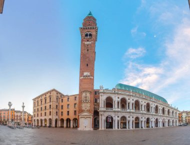 Vicenza, İtalya, 29 Ağustos 2021: İtalya 'nın Vicenza kentindeki Piazza dei Signori meydanında Basilica Palladiana üzerinde gün doğumu