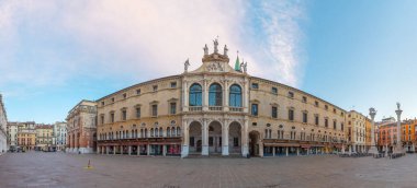 Vicenza, İtalya, 29 Ağustos 2021: İtalya 'nın Vicenza kentindeki Piazza dei Signori meydanında St. Vincent kilisesinin üzerinde gün doğumu