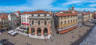 Vicenza, İtalya, 29 Ağustos 2021: İtalya 'nın Vicenza kentindeki Piazza dei Signori Meydanı' ndaki St. Vincent Kilisesi,.