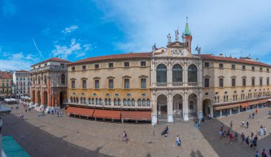 Vicenza, İtalya, 29 Ağustos 2021: İtalya 'nın Vicenza kentindeki Piazza dei Signori Meydanı' ndaki St. Vincent Kilisesi.