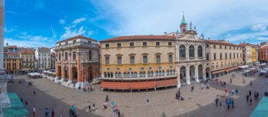 Vicenza, İtalya, 29 Ağustos 2021: İtalya 'nın Vicenza kentindeki Piazza dei Signori Meydanı' ndaki St. Vincent Kilisesi.