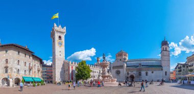 Trento, İtalya, 28 Ağustos 2021: İtalya 'nın Trento kentinde Piazza del Duomo.