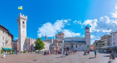 Trento, İtalya, 28 Ağustos 2021: İtalya 'nın Trento kentinde Piazza del Duomo.