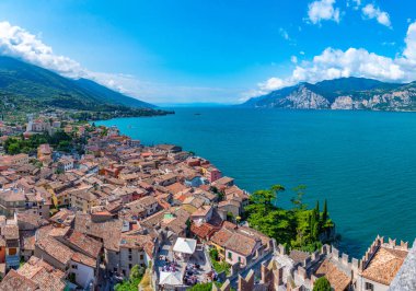 Malcesine, İtalya, 27 Ağustos 2021: İtalya 'daki Malcesine kasabasının havadan görünüşü.