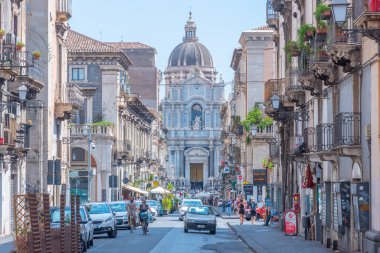 Catania, İtalya, 5 Eylül 2021: Aziz agatha katedraline giden kilise ve İtalya, Sicilya 'da bir fil çeşmesi.