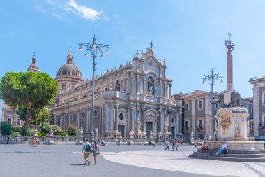 Katanya, İtalya, 5 Eylül 2021: Aziz agatha katedralinin hakim olduğu Piazza Duomo manzarası.