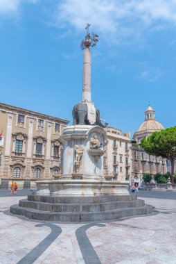 Katanya, İtalya, 5 Eylül 2021: Aziz Agrita katedrali ve İtalya, Sicilya 'da bir fil çeşmesi tarafından domine edilen Piazza Duomo manzarası.