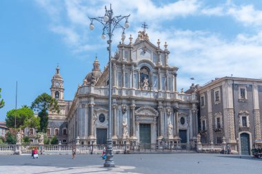 Katanya, İtalya, 5 Eylül 2021: Aziz Agrita katedrali ve İtalya, Sicilya 'da bir fil çeşmesi tarafından domine edilen Piazza Duomo manzarası.