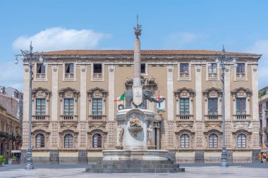 Katanya, İtalya, 5 Eylül 2021: Aziz Agrita katedrali ve İtalya, Sicilya 'da bir fil çeşmesi tarafından domine edilen Piazza Duomo manzarası.