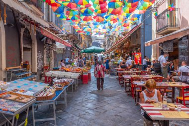 Catania, İtalya, 1 Eylül 2021: Catania 'da bir pazar caddesinin görüntüsü