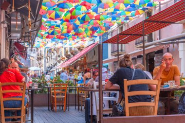 Catania, İtalya, 1 Eylül 2021: Catania 'da bir pazar caddesinin görüntüsü