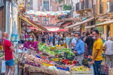 Catania, İtalya, 1 Eylül 2021: Catania 'da bir pazar caddesinin görüntüsü