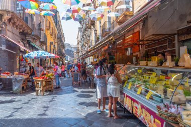 Catania, İtalya, 1 Eylül 2021: Catania 'da bir pazar caddesinin görüntüsü