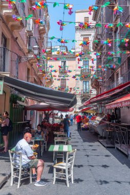 Catania, İtalya, 1 Eylül 2021: Catania 'da bir pazar caddesinin görüntüsü