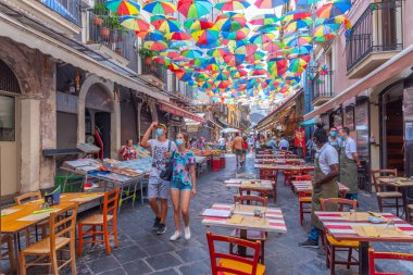 Catania, İtalya, 1 Eylül 2021: Catania 'da bir pazar caddesinin görüntüsü