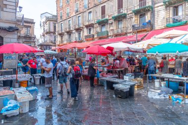 Catania, İtalya, 1 Eylül 2021: Catania 'da bir pazar caddesinin görüntüsü