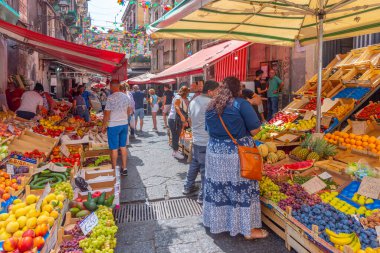 Catania, İtalya, 1 Eylül 2021: Catania 'da bir pazar caddesinin görüntüsü