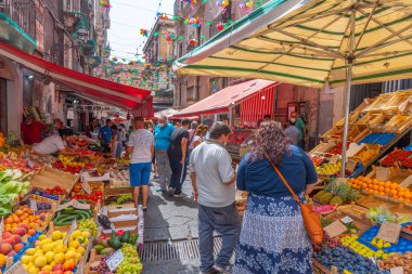 Catania, İtalya, 1 Eylül 2021: Catania 'da bir pazar caddesinin görüntüsü