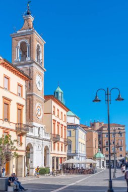 Rimini, İtalya, 2 Eylül 2021: İtalya 'nın Rimini şehrindeki Piazza Martiri' de saat kulesi..
