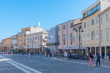 Rimini, İtalya, 2 Eylül 2021: İtalya 'nın Rimini şehrinde insanlar Piazza Martiri' den geçiyor..