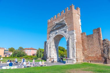 Rimini, İtalya, 2 Eylül 2021: İnsanlar İtalya 'nın Rimini kentindeki Augustus Kemerinden geçiyorlar.