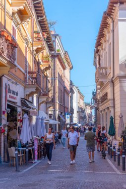Rimini, İtalya, 2 Eylül 2021: İtalyan kasabası Rimini 'nin merkezinde Dar Sokak.