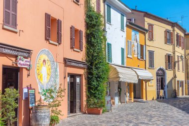 Rimini, İtalya, 2 Eylül 2021: İtalyan kenti Rini 'de renkli bir sokakta restoranlar.