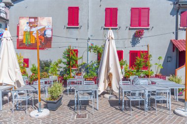 Rimini, İtalya, 2 Eylül 2021: İtalyan kenti Rini 'de renkli bir sokakta restoranlar.